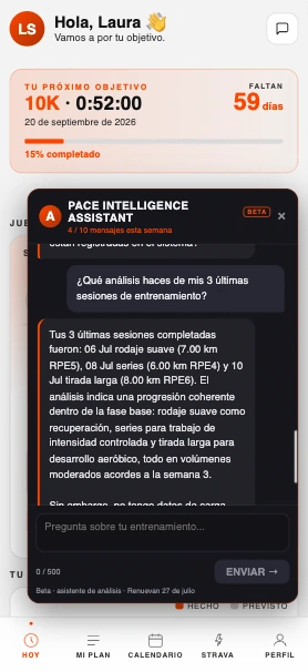 PACE Intelligent Assistant en la app: el runner pregunta qué análisis hace de sus 3 últimas sesiones y el asistente responde con los kilómetros, el RPE y la fase del plan